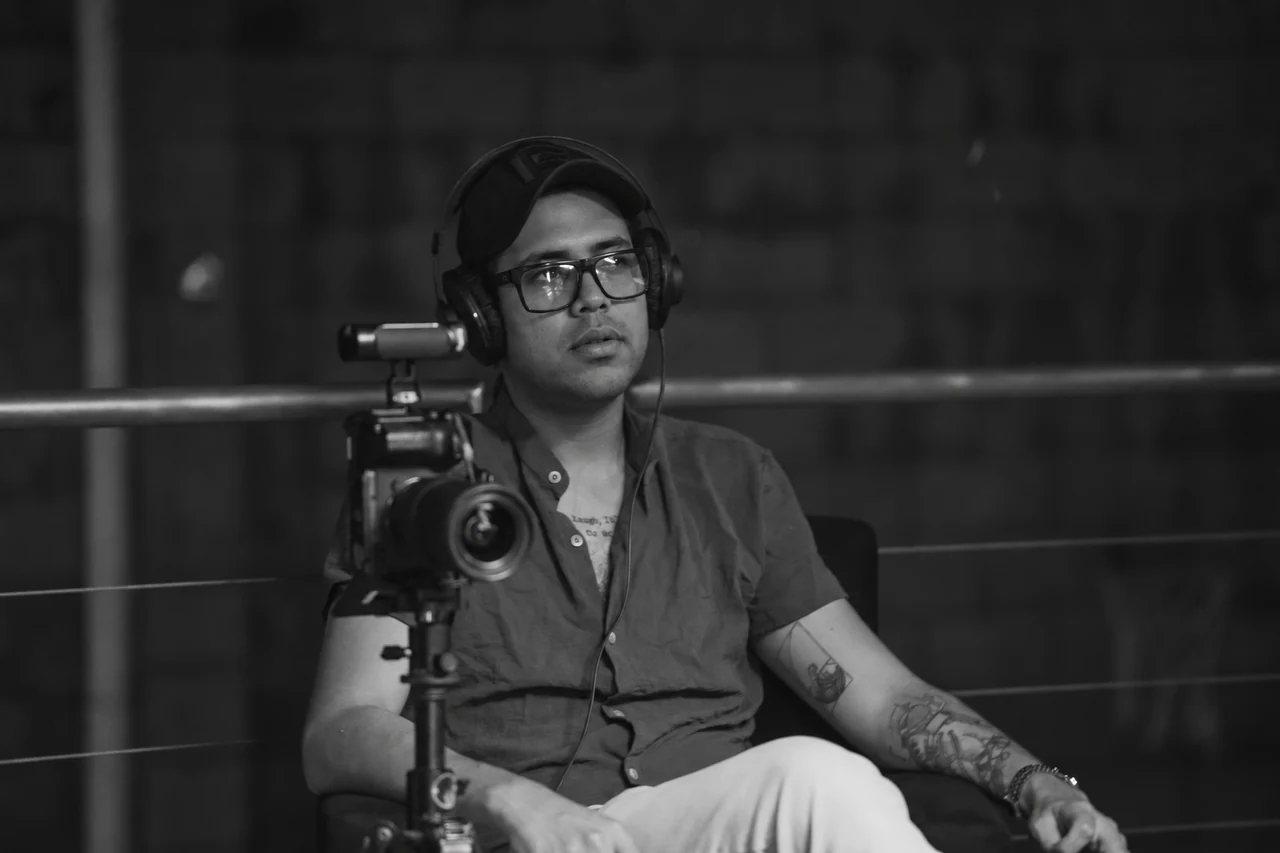 Retrato em preto e branco durante uma gravação