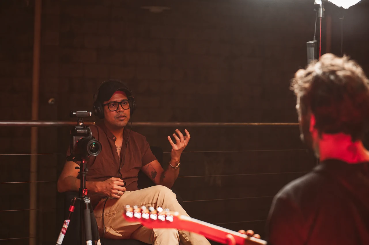 Conversa durante os bastidores de uma gravação musical